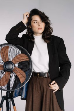 Beyaz arka plan üzerinde genç muhteşem kadın moda fotoğrafı. Kız poz. Studio fotoğraf.