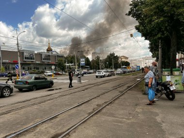 14.07.22 Vinnitsa, Ukrayna: Vinnytsia 'nın merkezine bir Rus seyir füzesinin düştüğü yer, patlamanın sonuçları, yangın, paniğe kapılan insanlar