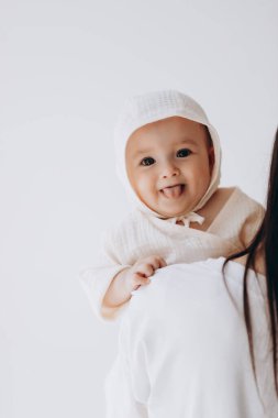 Yeni doğmuş küçük bir kızın, arka planda fotoğraf için poz veren şirin bir stüdyo portresi.