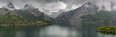 İspanya 'nın kuzeyinde, gün batımında Riano Gölü ve dağların panoramik manzarası.