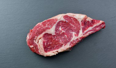 Siyah Angus Kaburga Gözlü Çiğ Biftek.