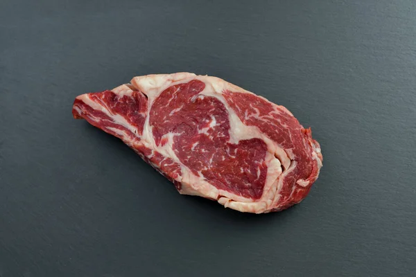 Fresco Preto Angus Costela Olho Bife Cru Fundo Escuro — Fotografia de Stock