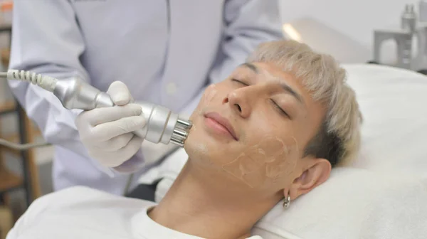 Homem Asiático Bonito Sofre Rejuvenescimento Facial Uma Clínica Beleza Usando — Fotografia de Stock