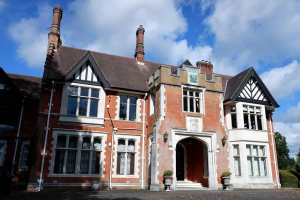 Chorleywood Malikanesi, 1822 'de inşa edilen bir Regency malikanesi. Şimdi lüks dairelere dönüştürüldü.