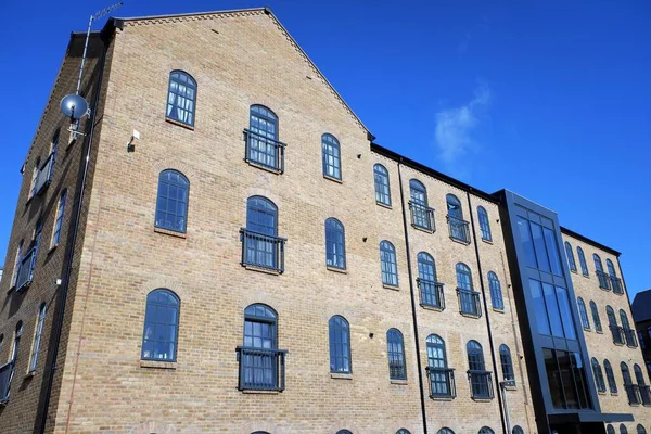 Magenta Court, Dacorum İlçe Konseyi 'nin kahverengi alan sahasında inşa edilen uygun fiyatlı bir konut projesi.