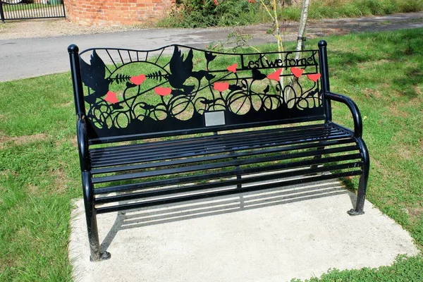 Lest Forget Bench Seat Remember Those Who Served Wartime Conflicts — Stock Photo, Image