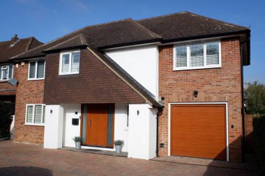 Chorleywood, Hertfordshire 'da birleşik garajı olan modernize edilmiş müstakil mülk.
