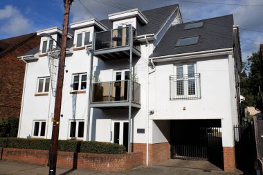 Hertfordshire, Chorleywood köyünde küçük beyaz bir apartman.