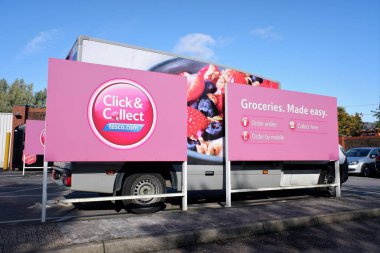 Tesco Süpermarket otoparkındaki Tıkla ve Topla toplama noktası