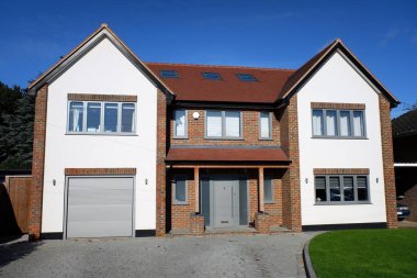 Rickmansworth, Hertfordshire, İngiltere 'de entegre garajı olan büyük modern müstakil bir ev.