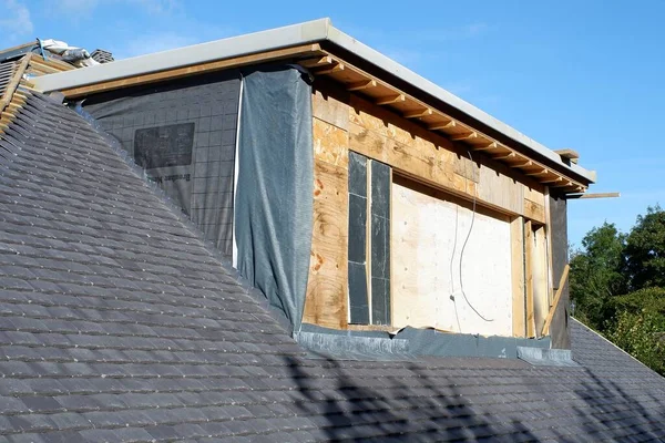 Dormer Traseiro Telhado Ardósia Propriedade Nova Construção Construção — Fotografia de Stock