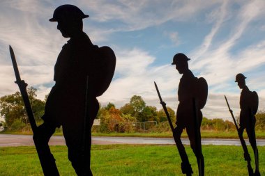 Askeri çatışmalarda kimin öldürüldüğünü hatırlamak için üç bilinmeyen asker heykeli.