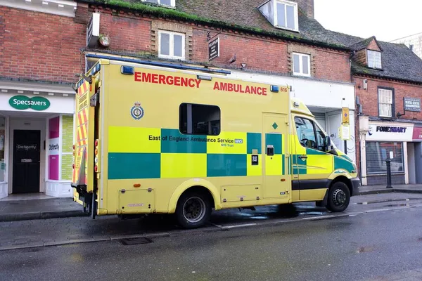 East England Servizio Ambulanza Nhs Emergenza Ambulanza Parcheggiata Dello Shopping — Foto Stock