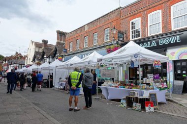 Dükkan sahipleri ve müşterileri olan Rickmansworth High Street Market