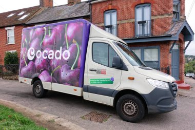 Ocado aile evine market malzemeleri getiren bir minibüs.