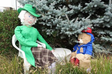 Paddington, Chorleywood Korkuluk Yolu 2022 'ye giren Kraliçe ile çaya gider.