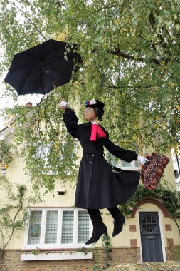 Julie Andrews, Mary Poppins rolünde, Chorleywood Korkuluk Yolu 2022