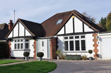 Chorleywood, Hertfordshire 'daki modern Tudor bungalovu.
