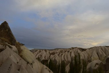 Sabah sıcak hava balonu Cappadocia üzerinde uçuyor. 