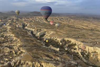 Sabah sıcak hava balonu Cappadocia üzerinde uçuyor. 