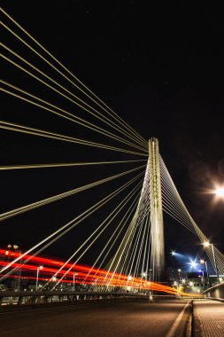 Puente de los tirantes ayık el Ro Lerez en Pontevedra, Estela roja de un coche pasando.