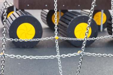 Sonbahar yağmurundan sonra çocuk parkı.