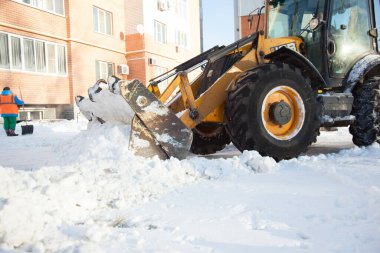 Ağır makinelerle şehirde kar temizleme.