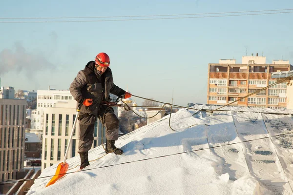 Alpinista Remove Neve Telhado Edifício Manhã Gelada Ensolarada Cidade Trabalho Fotos De Bancos De Imagens