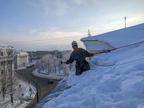 Snow Removal Roof Man Removes Snow Roof Climbers Removes Snow — Stock Photo, Image