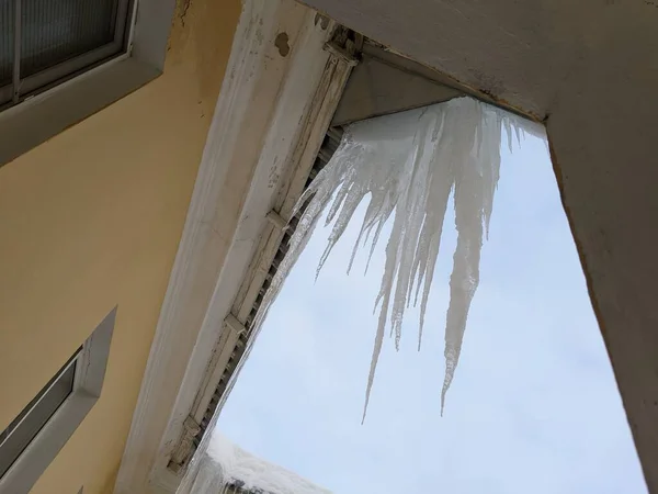 사람은 지붕에서 치우고 지붕에서 얼음을 — 스톡 사진