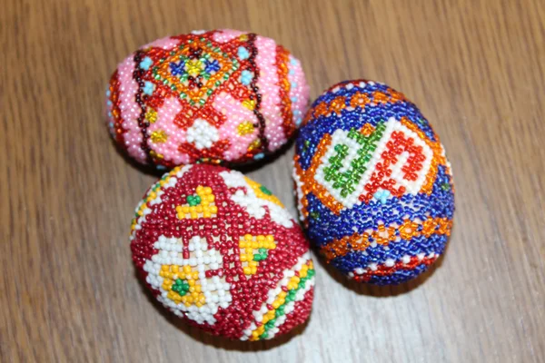 Beautiful easter eggs decorated with beads. Handwork — Stock Photo, Image