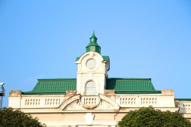 Ivano-Frankivsk tren istasyonunda üzerinde mavi gökyüzü