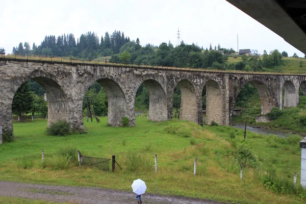 Ponte de arco de pedra antiga bonita — Fotografia de Stock