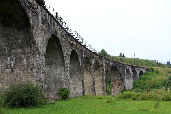 Krásné starověké kamenný obloukový most — Stock fotografie