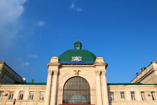 Blauwe hemel over het treinstation in Ivano-Frankivsk — Stockfoto