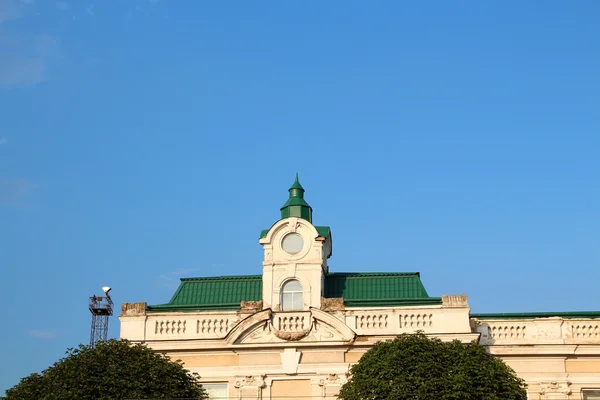 Blå himmel över järnvägsstationen i Ivano-Frankivsk — Stockfoto