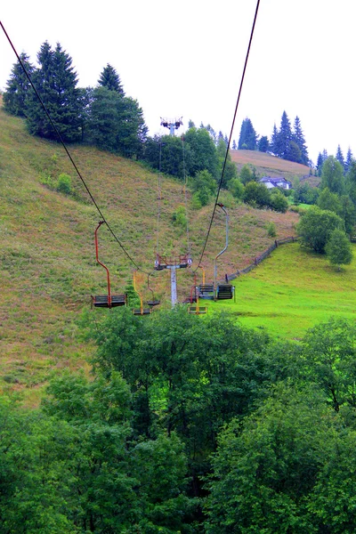 Chairlift na montanha em um dia ensolarado do verão — Fotografia de Stock