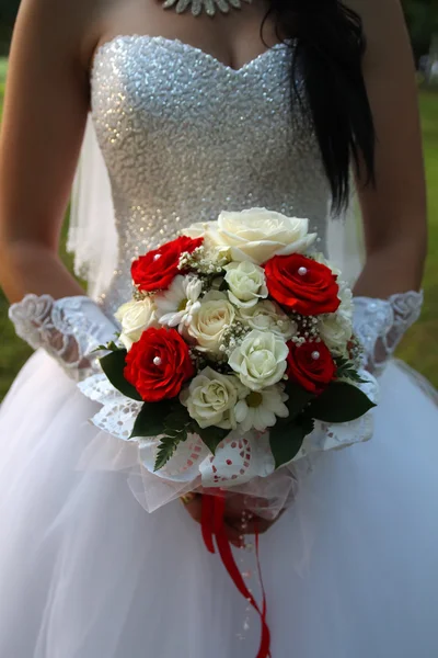 Wedding bouquet in hands — Stock Photo, Image