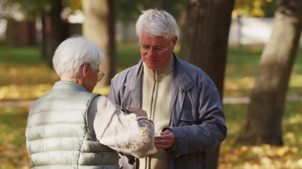 Charity-Veranstaltung. Alte Frau gibt einem älteren Mann eine warme Mahlzeit — Stockvideo