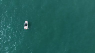 İspanyol topraklarında denizin üzerinde uzanan bir geminin görüntüsü.