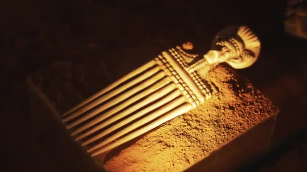 Внутренний вид на музей с античной вуденной скульптурой человека - тусклое освещение — стоковое видео