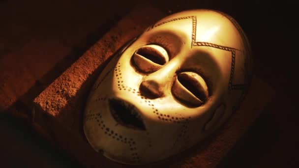 Máscara de madeira antiga Escultura em um museu Máscara de madeira esculpida à mão velha — Vídeo de Stock