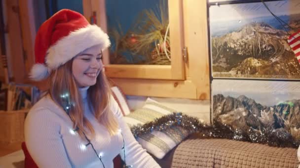 Vánoční duch. Mladá běloška dostává dárek s nesmělým úsměvem — Stock video