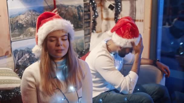 Junges kaukasisches Paar streitet an Heiligabend — Stockvideo