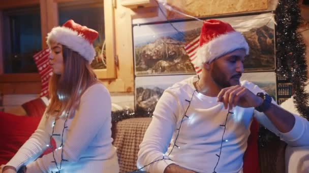Молода кавказька пара має суперечку напередодні Різдва — стокове відео