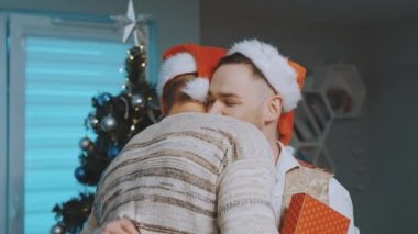 Homoseksüel ailede Noel hediyesi alışverişi. Yakışıklı eşcinsel çift Noel 'i kutluyor.
