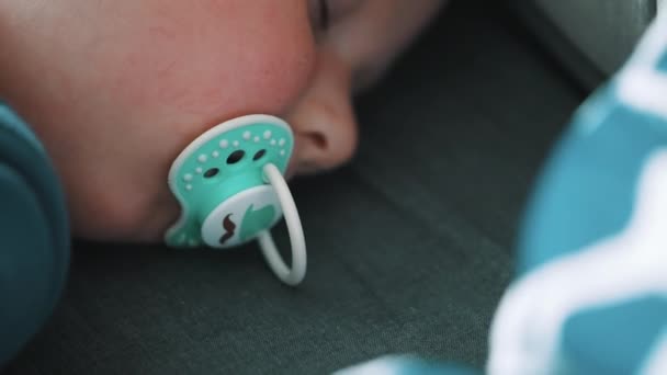 Bedårande Kid sover med en Pacifier medan du reser - Baby sover lugnt — Stockvideo
