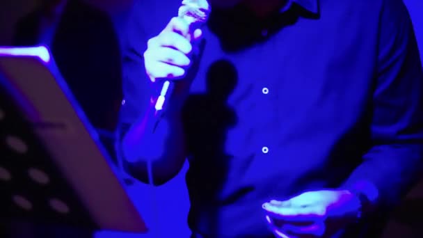 Männliche Sänger singen auf dem Konzert. Kein Blaulicht — Stockvideo