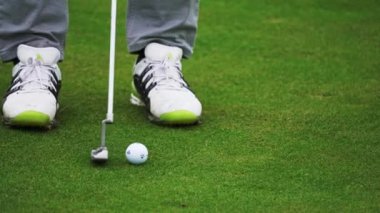 Profesyonel golfçü golf topuna vuruyor. Kapat.