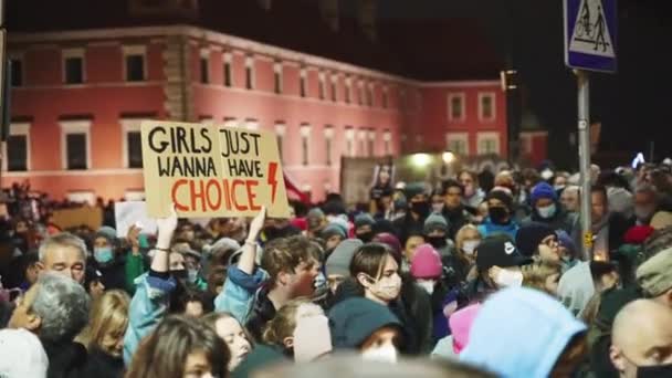 Varšava, Polsko, 06.11.2021 - Polsko Varšavský pochod žen už nikdo neprotestuje proti zákonu o potratech na zámku na náměstí — Stock video